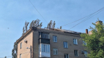 В самом разгаре ремонт кровли многоквартирного дома в Мелитополе.