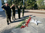 В Мелитополе офицеры регионального управления СК России возложили цветы в память о жертвах Беслана