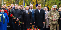 В День освобождения нашего города от немецко-фашистских захватчиков руководство города и области возложили цветы к мемориалу «Братское кладбище», а также к стеле "Город воинской славы". - Город округ Мелитополь