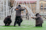 Администрация городского округа Мелитополь продолжает масштабную работу по праздничному оформлению города.