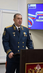 В День Конституции Российской Федерации начальник Главного управления МЧС России по Запорожской области Дмитрий Кучерков поздравил коллектив с праздником и вручил спасателям ведомственные медали