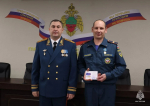 В День Конституции Российской Федерации начальник Главного управления МЧС России по Запорожской области Дмитрий Кучерков поздравил коллектив с праздником и вручил спасателям ведомственные медали