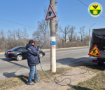 В Мелитополе приступили к очистке дорожных знаков и столбов.