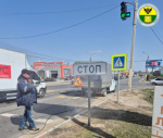 В Мелитополе приступили к очистке дорожных знаков и столбов.
