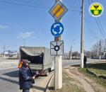 В Мелитополе приступили к очистке дорожных знаков и столбов.