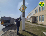 В Мелитополе приступили к очистке дорожных знаков и столбов.
